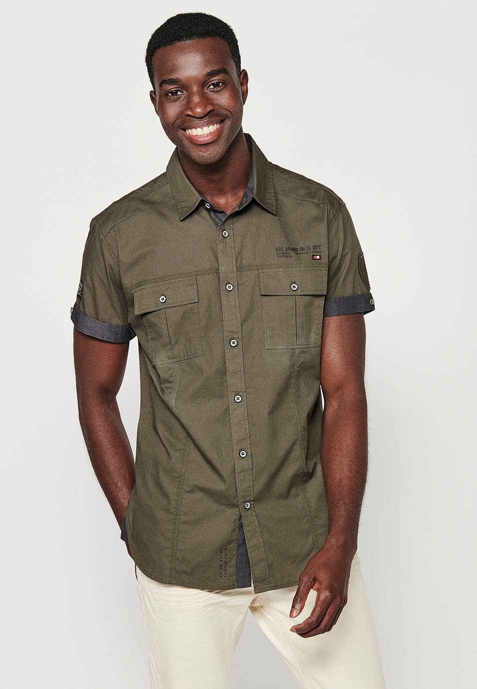 Chemise en coton à manches courtes avec fermeture boutonnée sur le devant et poches à rabat avant de couleur olive pour homme