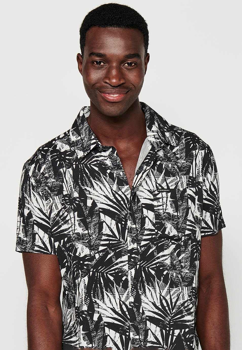 Camisa de manga corta con Cierre delantero con botones y Estampado floral de Color Negro para Hombre 4