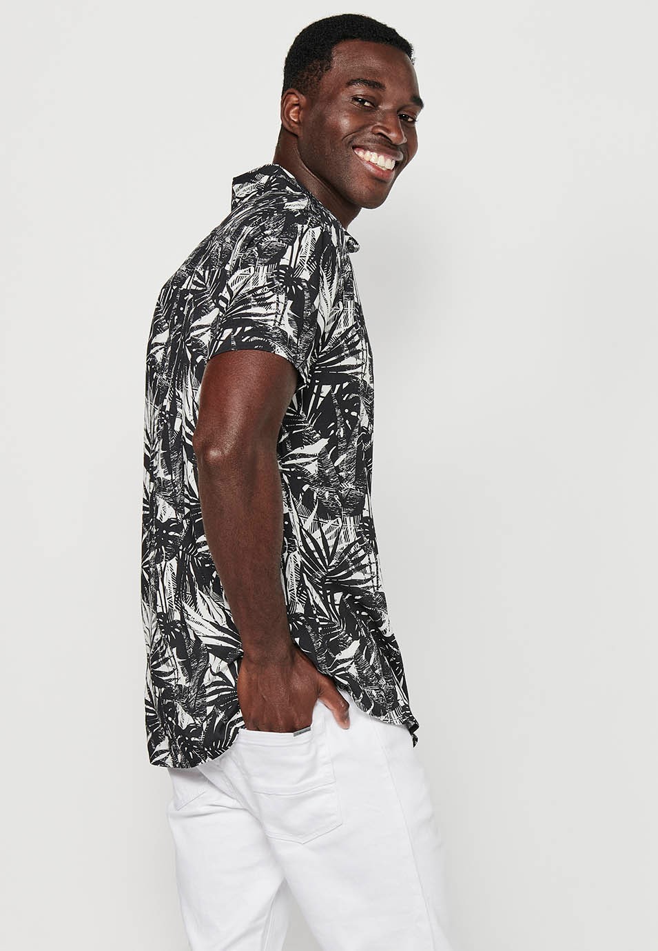 Camisa de manga corta con Cierre delantero con botones y Estampado floral de Color Negro para Hombre 6