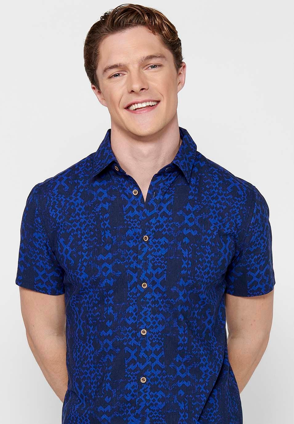 Blaues, kurzärmliges, bedrucktes Herrenhemd mit Knopfverschluss vorne