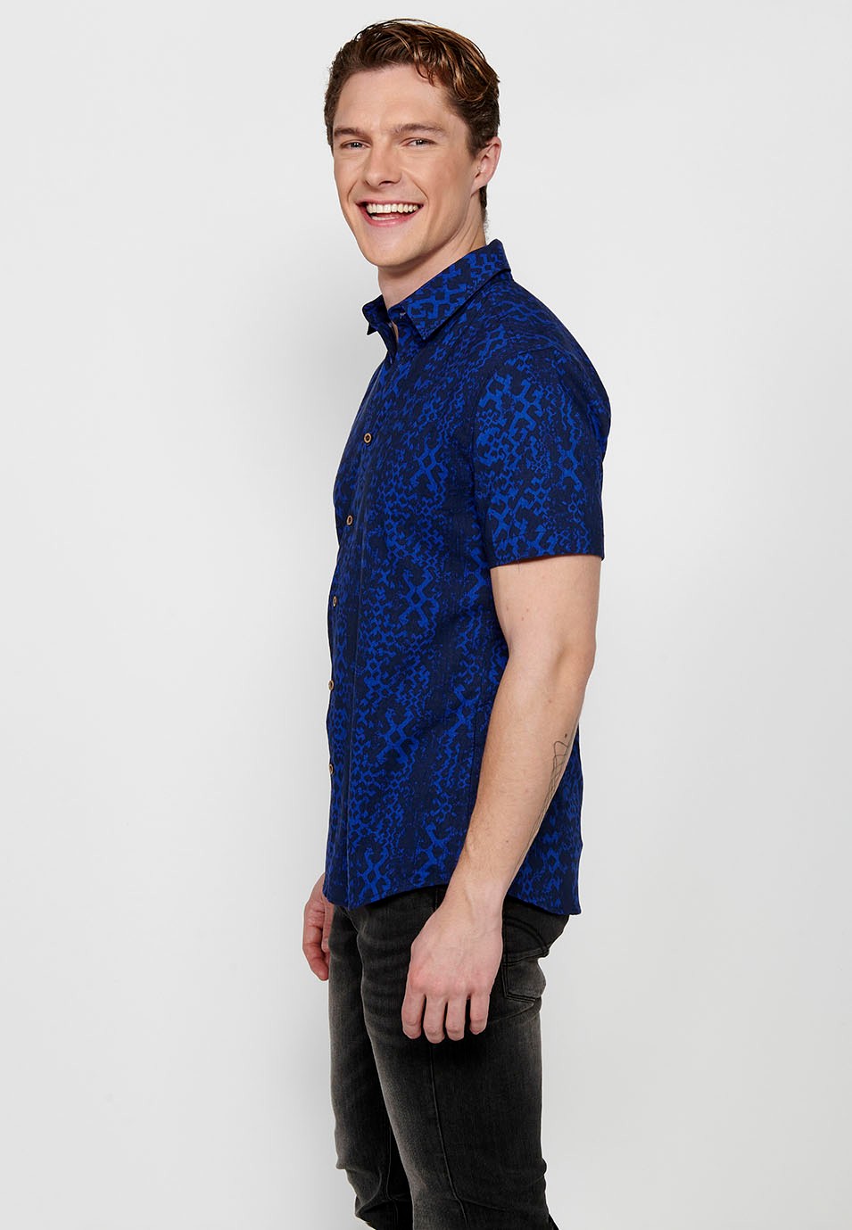 Blaues, kurzärmliges, bedrucktes Herrenhemd mit Knopfverschluss vorne