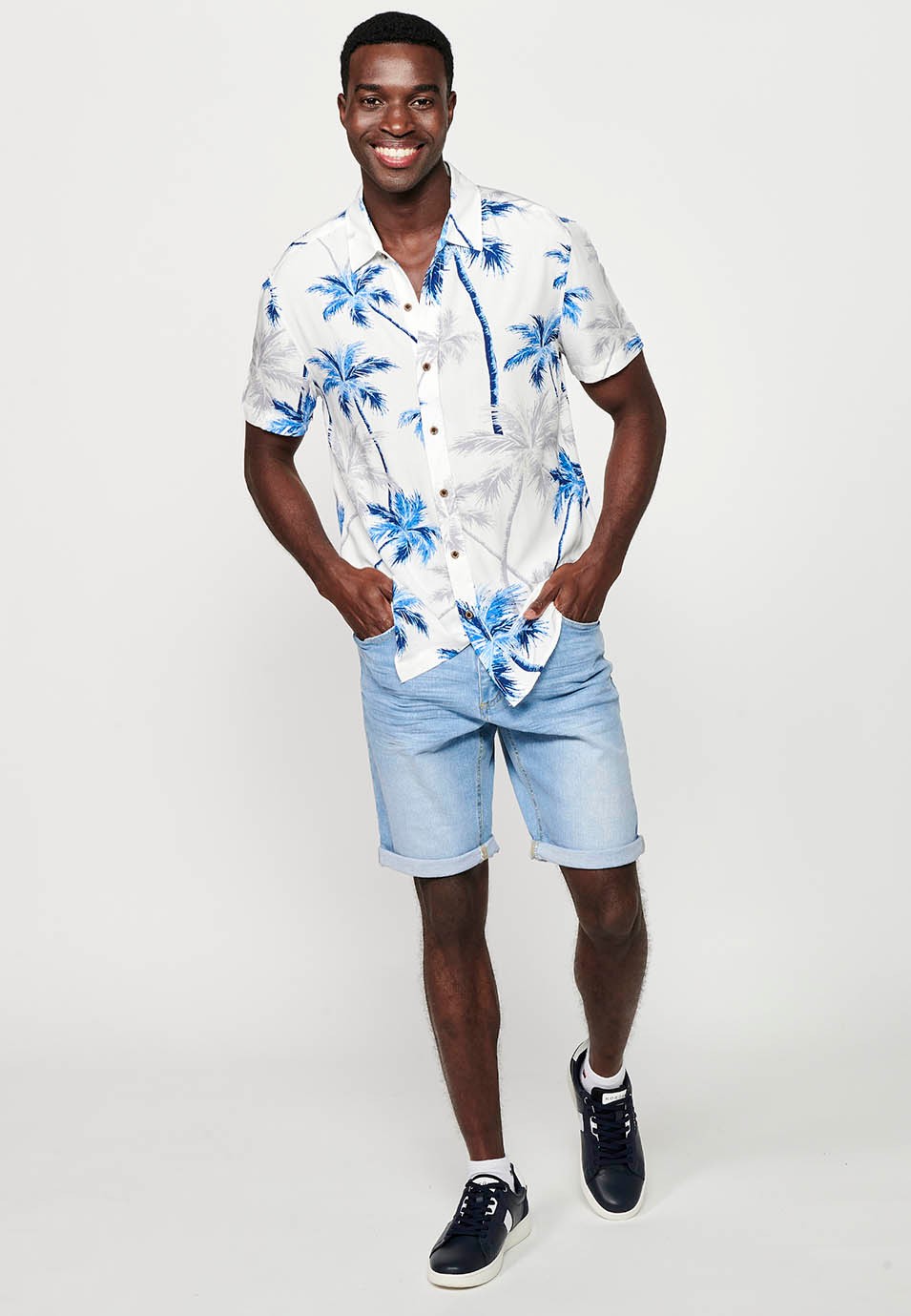 Camisa de manga corta con cuello camisero y estampado floral tropical, blanco para hombres