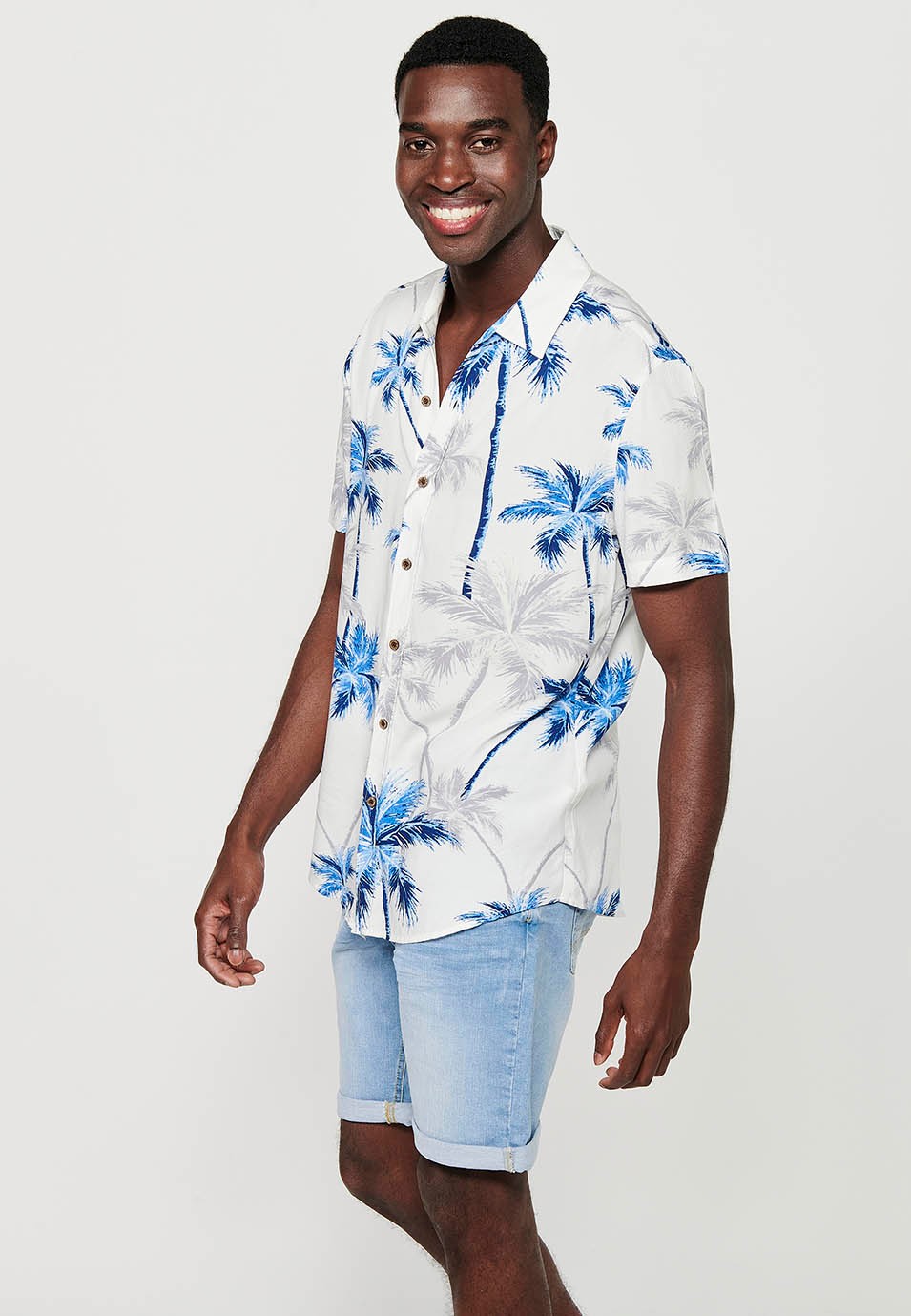 Camisa de manga corta con cuello camisero y estampado floral tropical, blanco para hombres