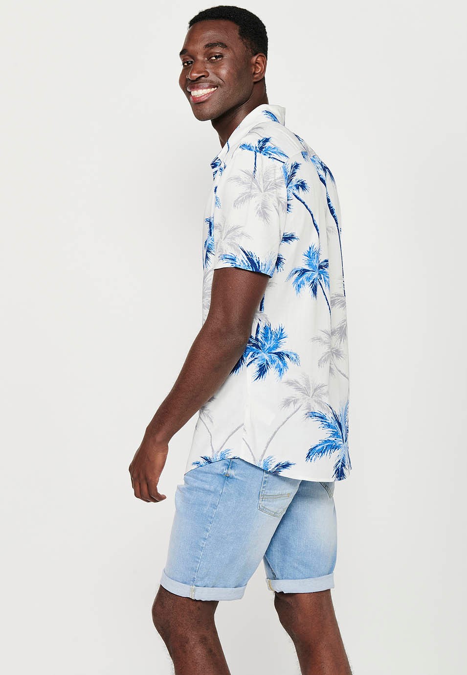 Camisa de manga corta con cuello camisero y estampado floral tropical, blanco para hombres