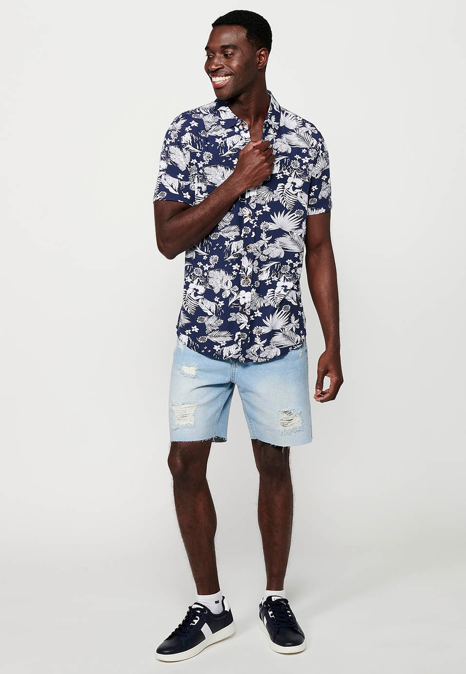 Camisa de màniga curta amb coll camisero i estampat floral tropical, Blau per a homes 2