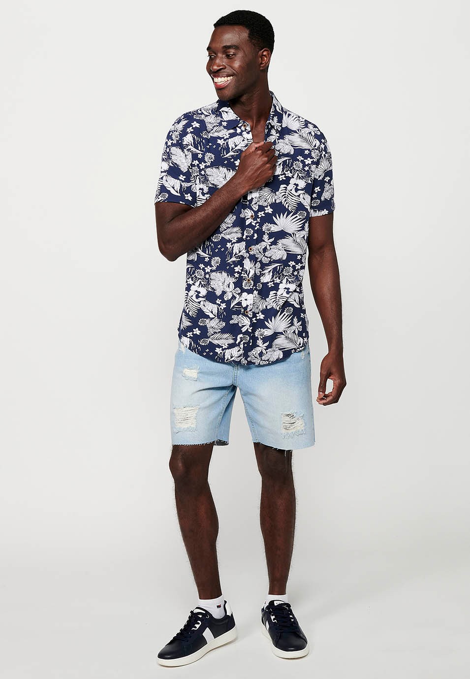 Camisa de manga corta con cuello camisero y estampado floral tropical, Azul para hombres 2