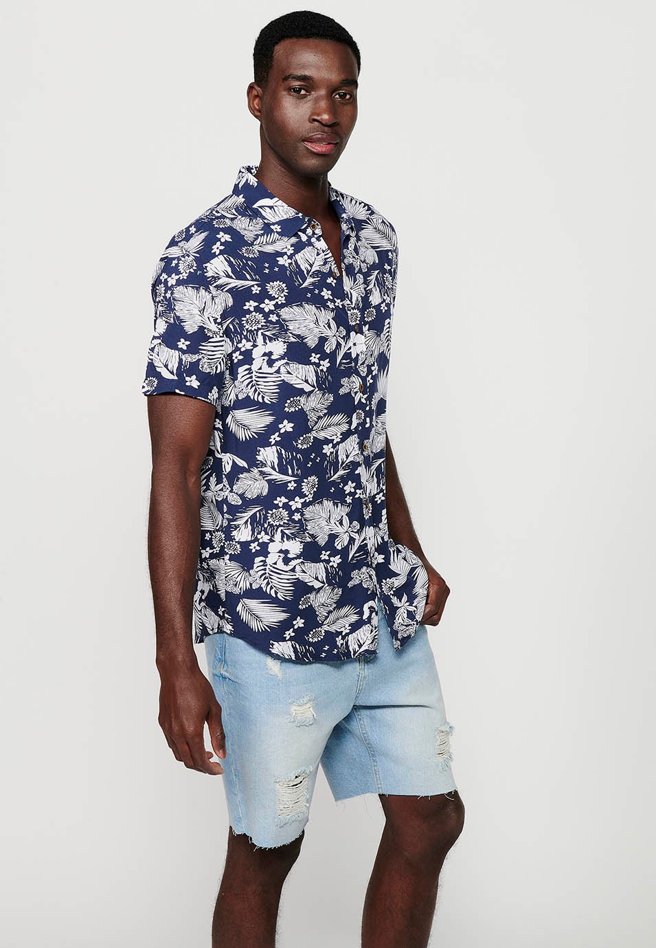 Camisa de màniga curta amb coll camisero i estampat floral tropical, Blau per a homes 3