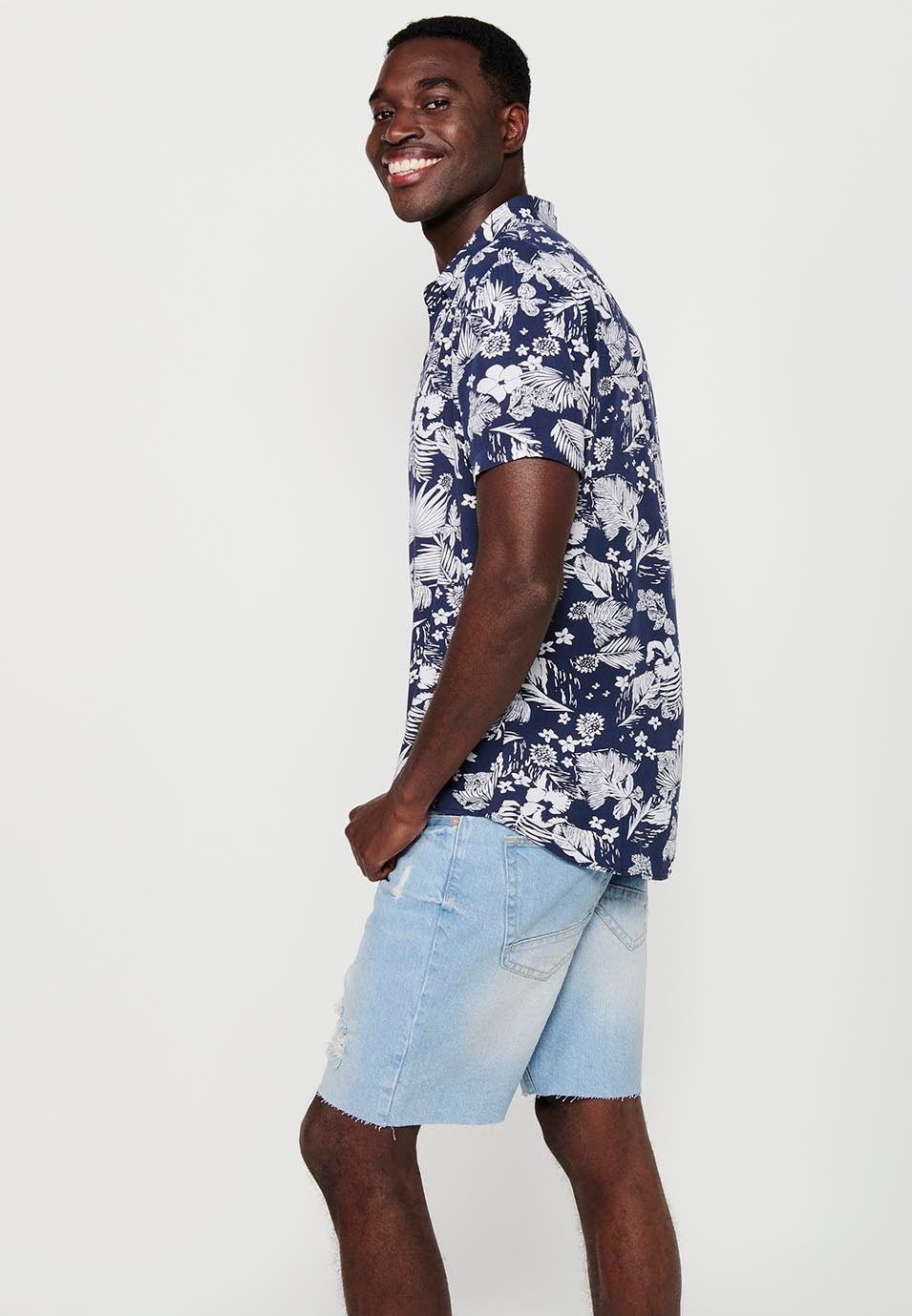 Camisa de manga corta con cuello camisero y estampado floral tropical, Azul para hombres 7