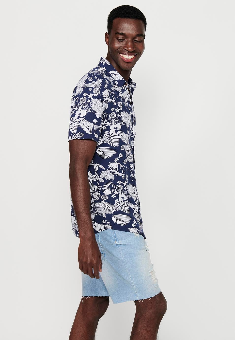 Short-sleeved shirt with shirt collar and tropical floral print, Blue for men 8