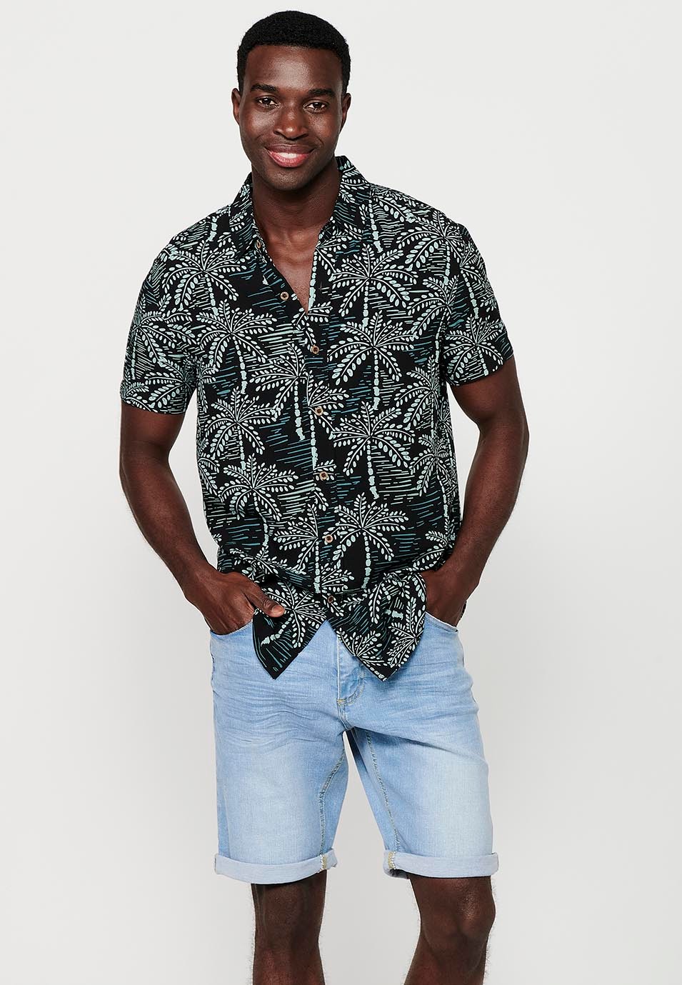Camisa de màniga curta amb coll camisero i estampat floral tropical, multicolor per a homes