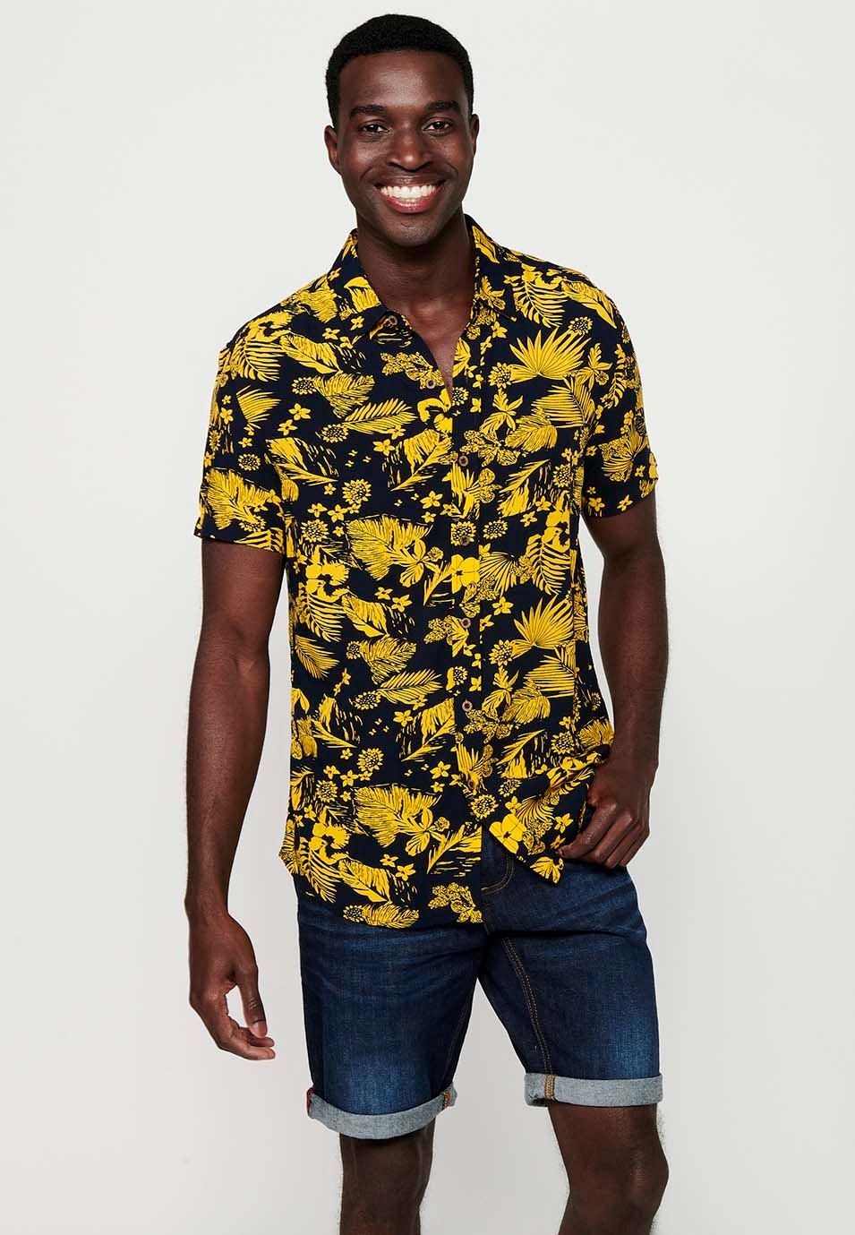 Gelbes, kurzärmliges Herrenhemd mit tropischem Blumendruck und Hemdkragen