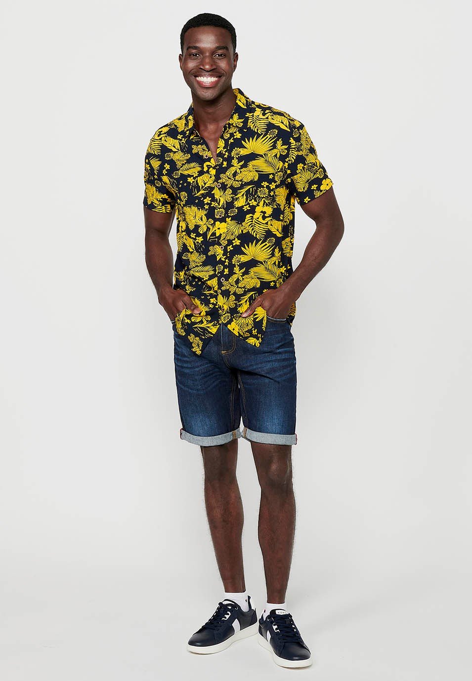 Gelbes, kurzärmliges Herrenhemd mit tropischem Blumendruck und Hemdkragen 3