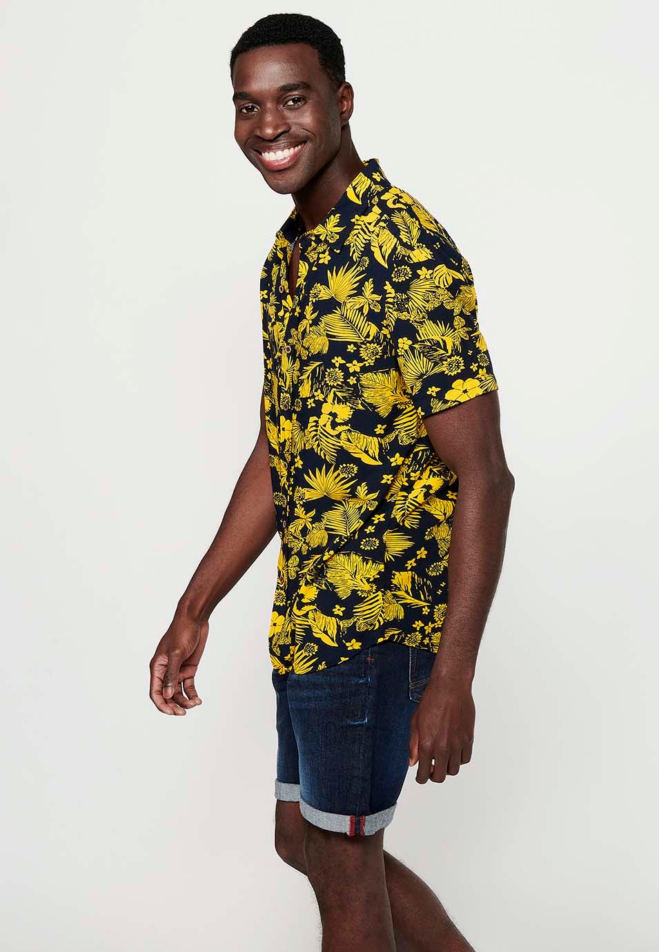 Camisa de màniga curta amb coll camisero i estampat floral tropical, groc per a homes 4