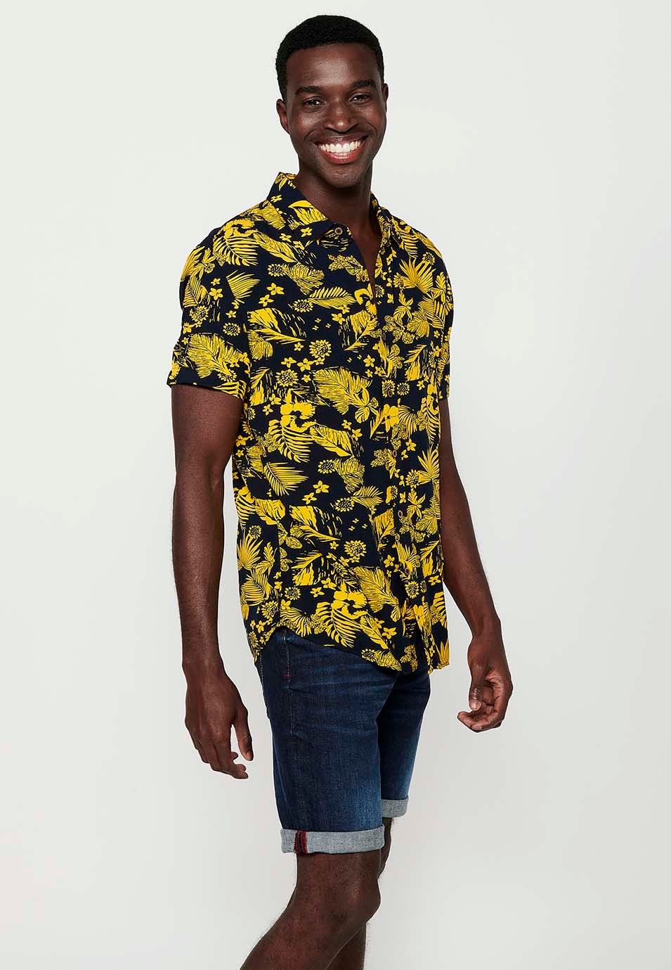 Gelbes, kurzärmliges Herrenhemd mit tropischem Blumendruck und Hemdkragen 1