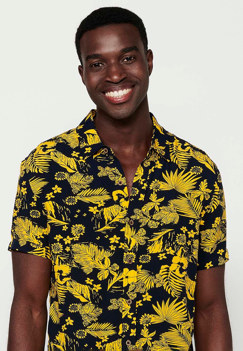 Gelbes, kurzärmliges Herrenhemd mit tropischem Blumendruck und Hemdkragen 5