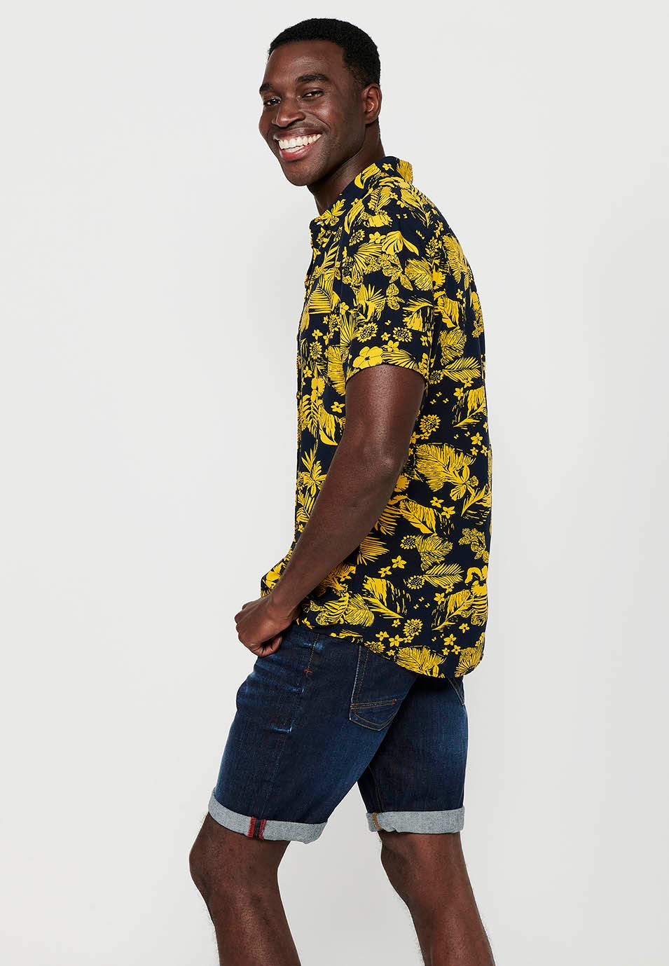 Camisa de màniga curta amb coll camisero i estampat floral tropical, groc per a homes 6