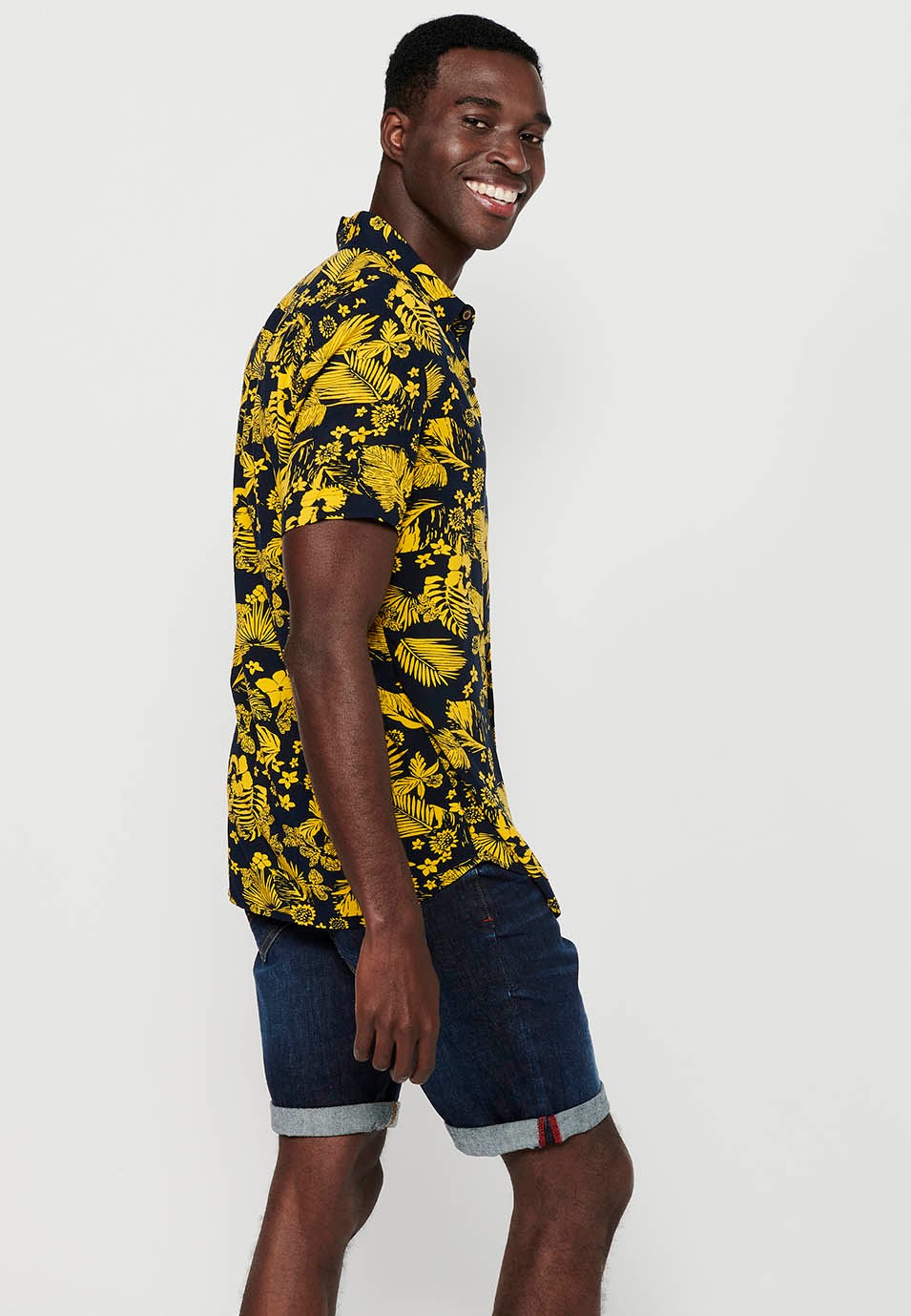 Gelbes, kurzärmliges Herrenhemd mit tropischem Blumendruck und Hemdkragen 8