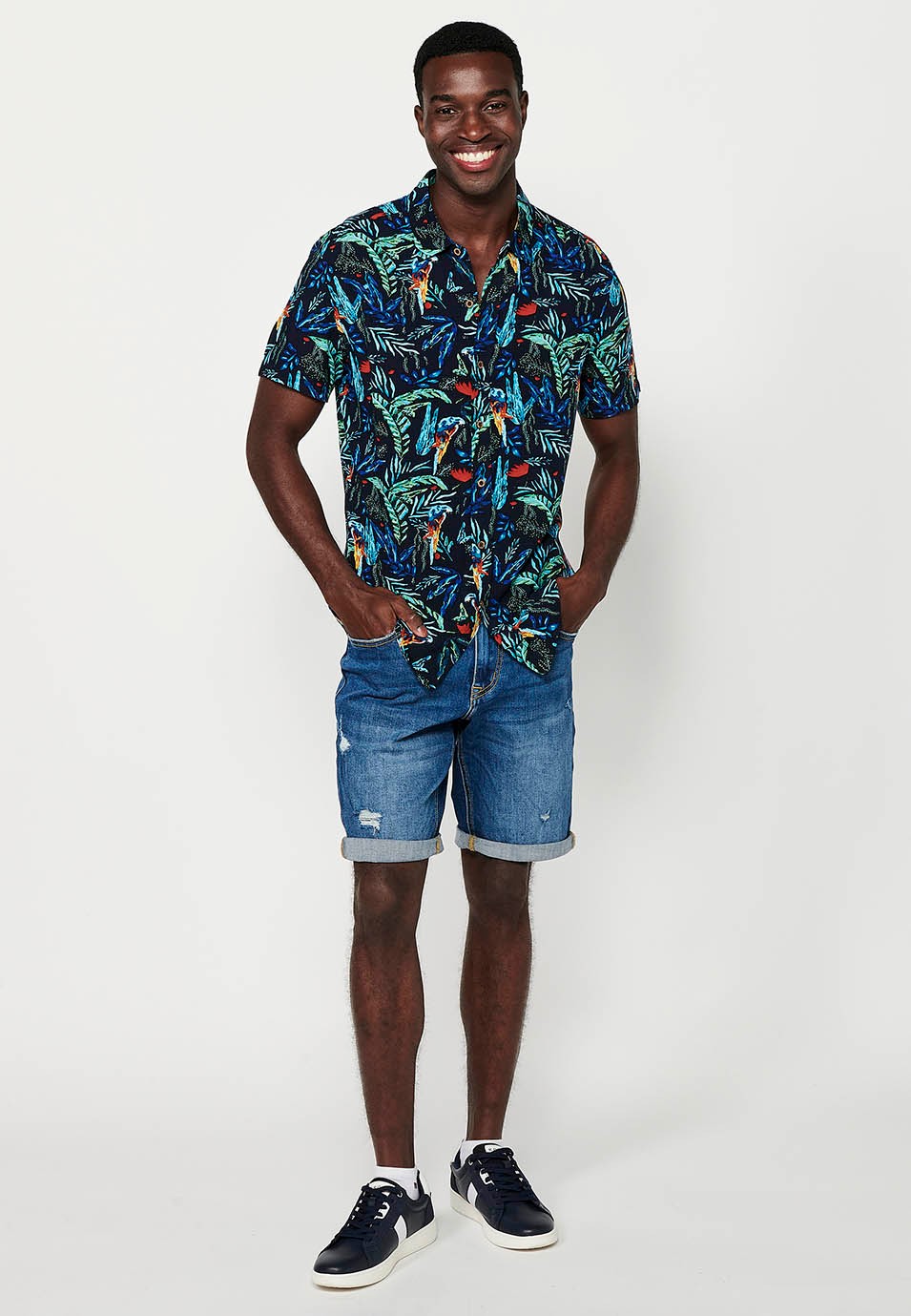 Camisa de manga corta con cuello camisero y estampado floral tropical, multicolor para hombres