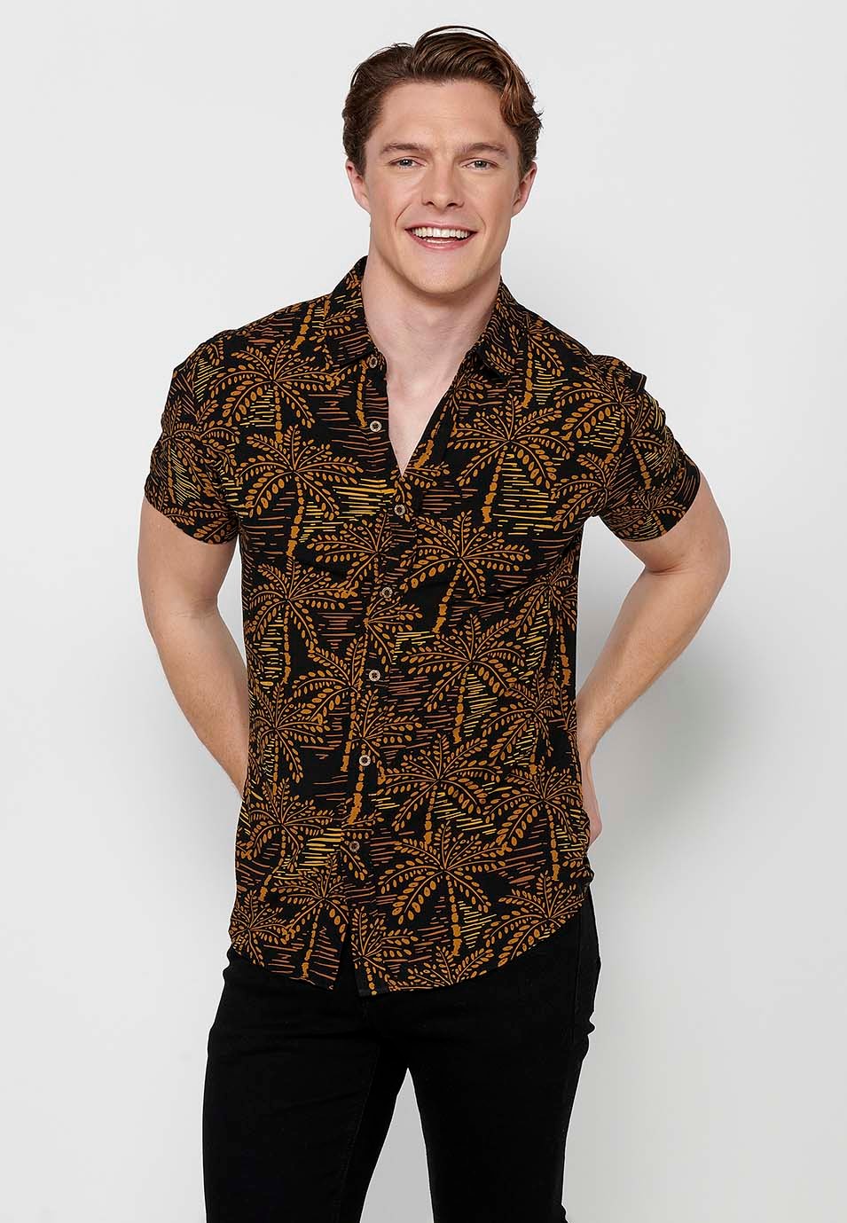 Camisa de manga corta con cuello camisero y estampado floral tropical, color tierra para hombres