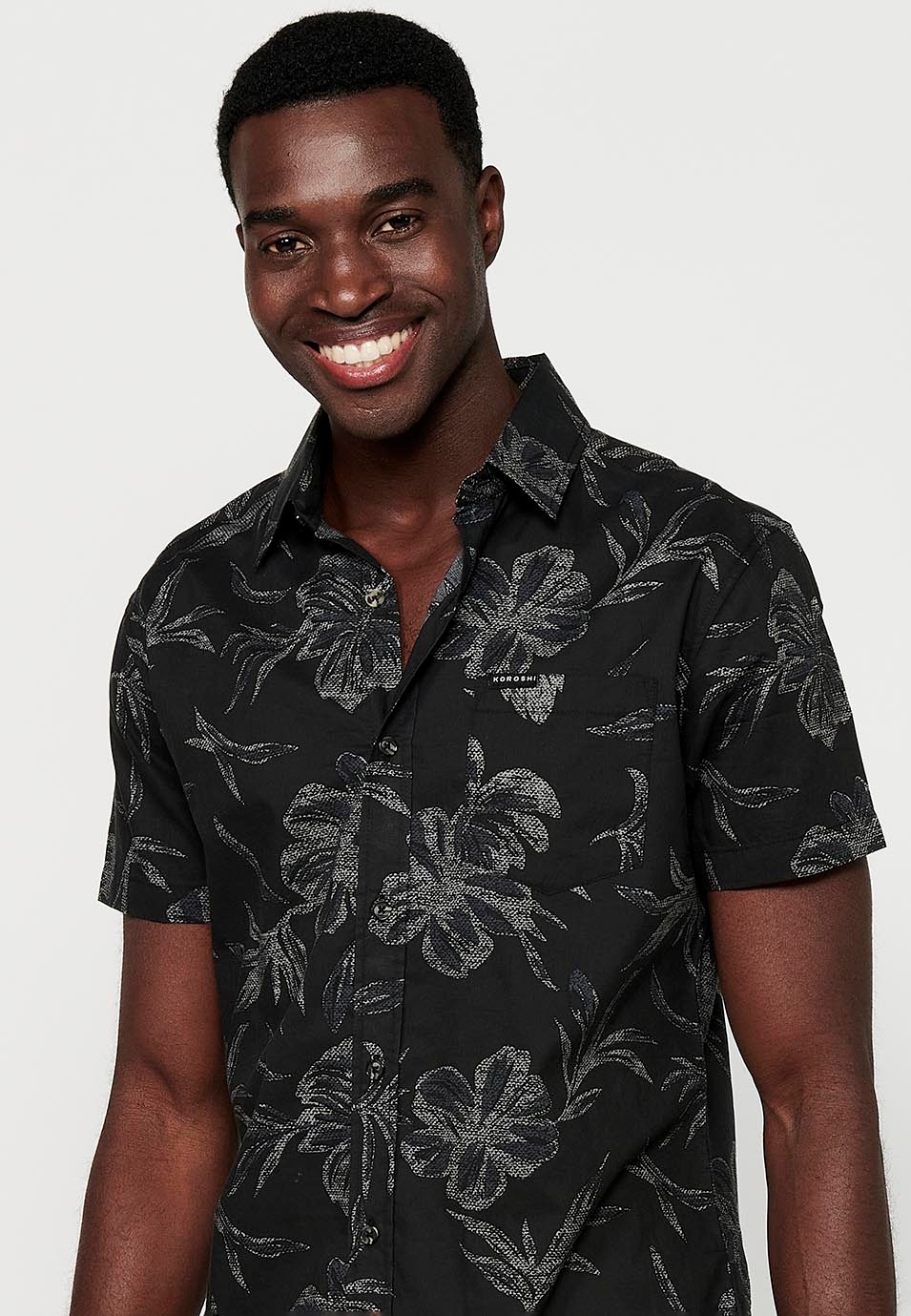 Mehrfarbiges, kurzärmliges Herrenhemd mit tropischem Print und Knöpfen