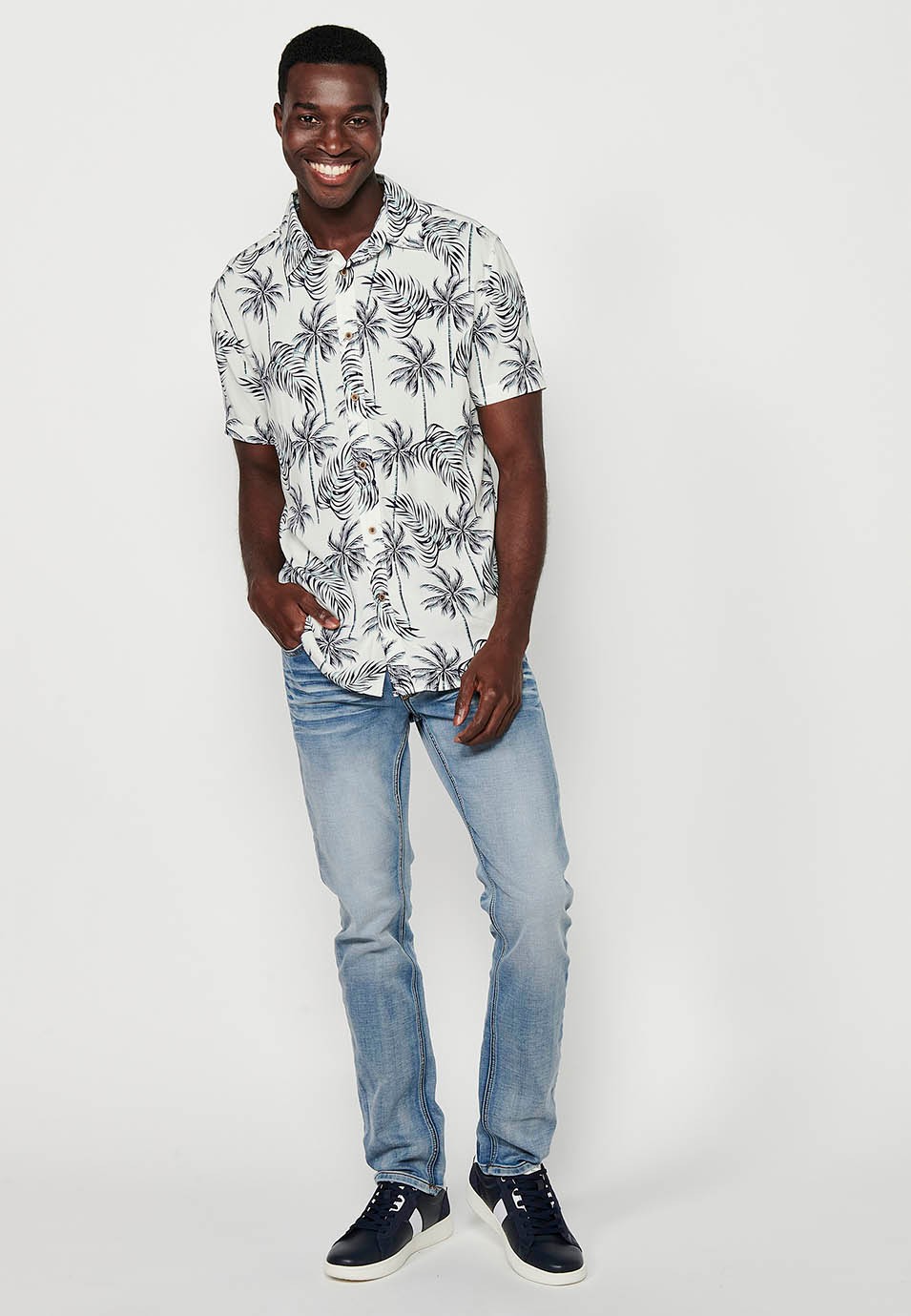 Short Sleeve Shirt with Button Front Closure and White Tropical Print for Men 4
