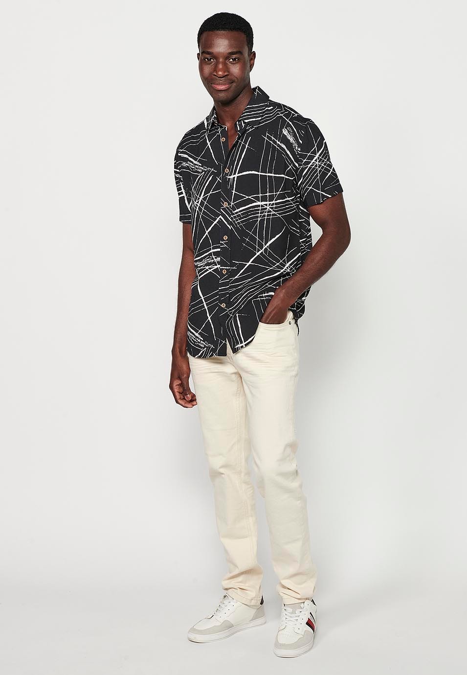 Chemise à manches courtes avec fermeture boutonnée sur le devant et imprimé tropical noir pour homme 6
