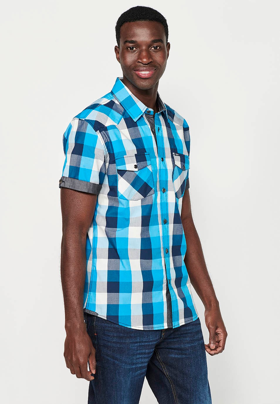Blue and white checkered cotton short sleeve shirt for men 2