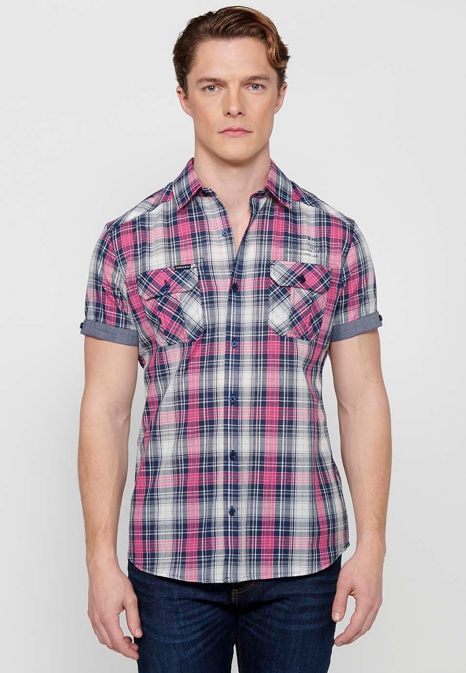 Kurzärmliges Baumwollhemd mit Umschlag und Knopfverschluss vorne, Pattentaschen vorne und rosafarbenem Karomuster für Herren 3