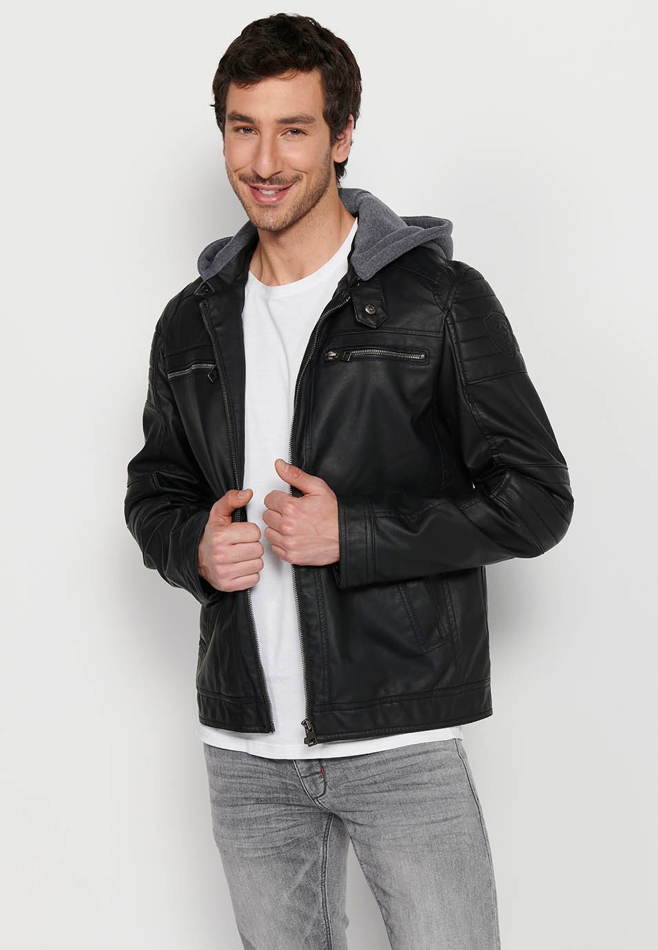 Veste coupe-vent à manches longues avec fermeture zippée sur le devant et col à capuche amovible réglable avec cordon de serrage en Noir pour homme 10