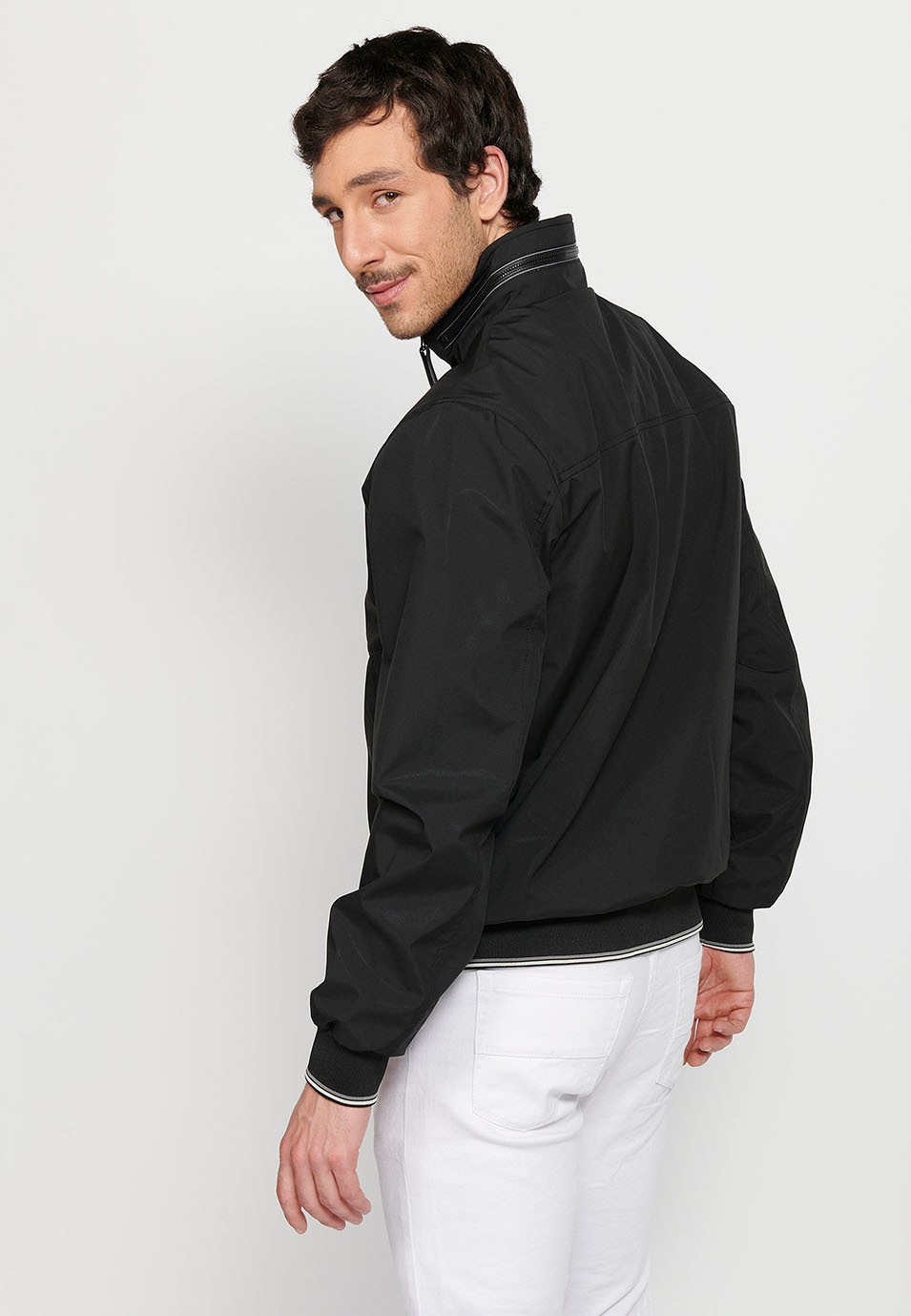 Veste coupe-vent à manches longues, col montant, fermeture zippée sur le devant et finitions côtelées avec poches dont une intérieure en Noir pour Homme 6