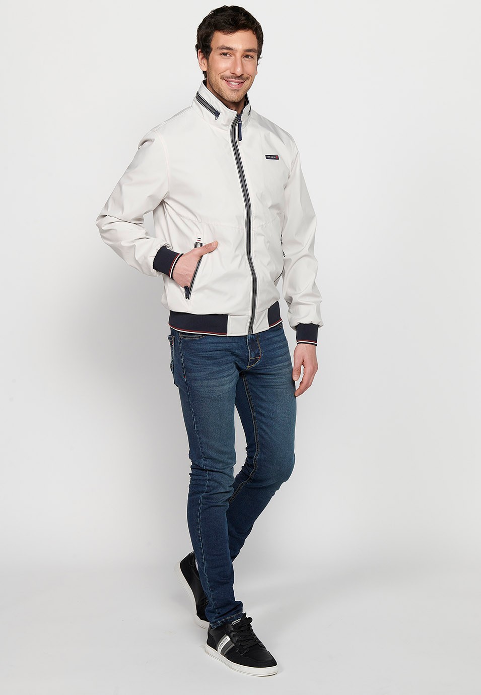 Veste col montant manches longues avec fermeture zippée sur le devant et finitions bords-côtes avec poches dont une intérieure en Gris pour Homme