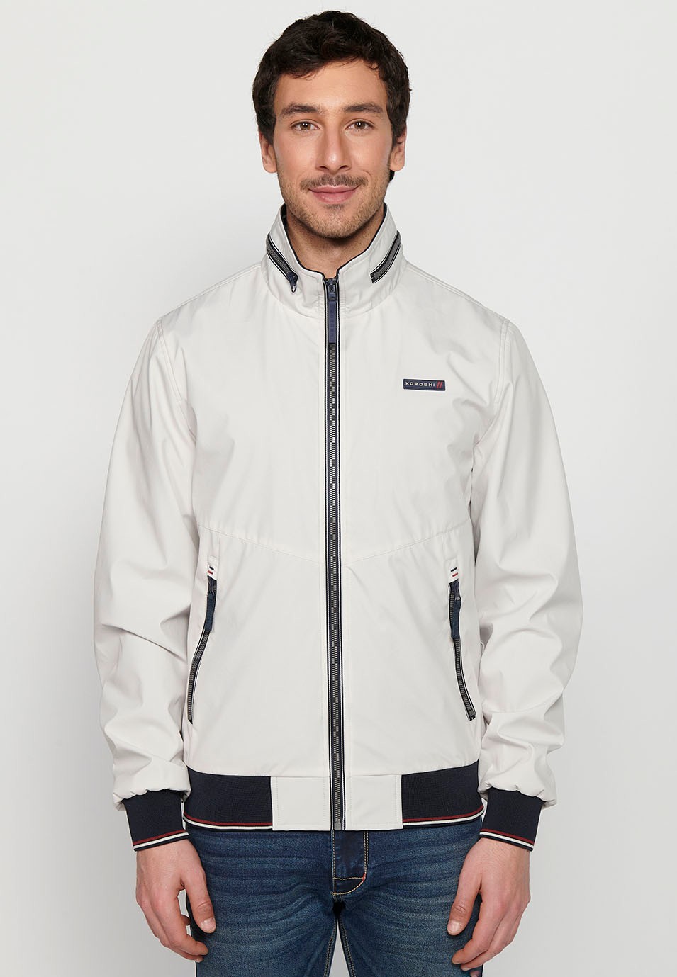 Veste col montant manches longues avec fermeture zippée sur le devant et finitions bords-côtes avec poches dont une intérieure en Gris pour Homme