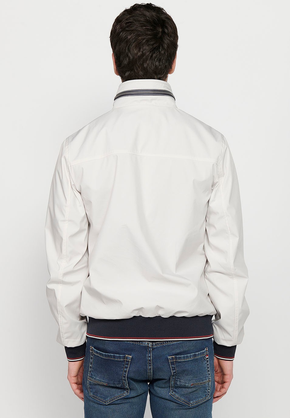 Langärmelige, hochgeschlossene Jacke mit Reißverschluss vorne und gerippten Abschlüssen mit Taschen, eine davon innen in Grau für Herren