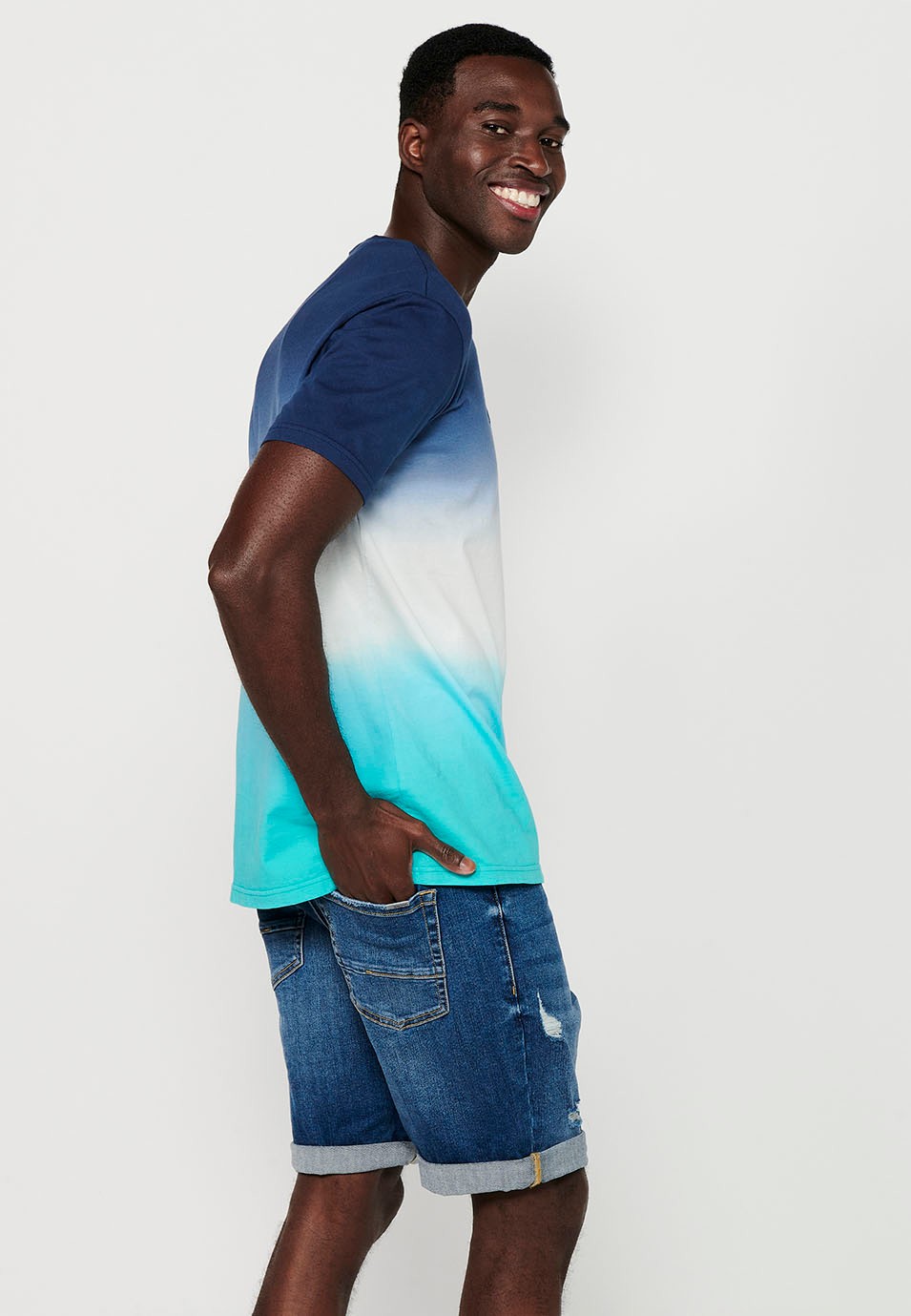 T-shirt à manches courtes en coton, col rond et broderie sur le devant avec effet dégradé de bleu pour homme 3