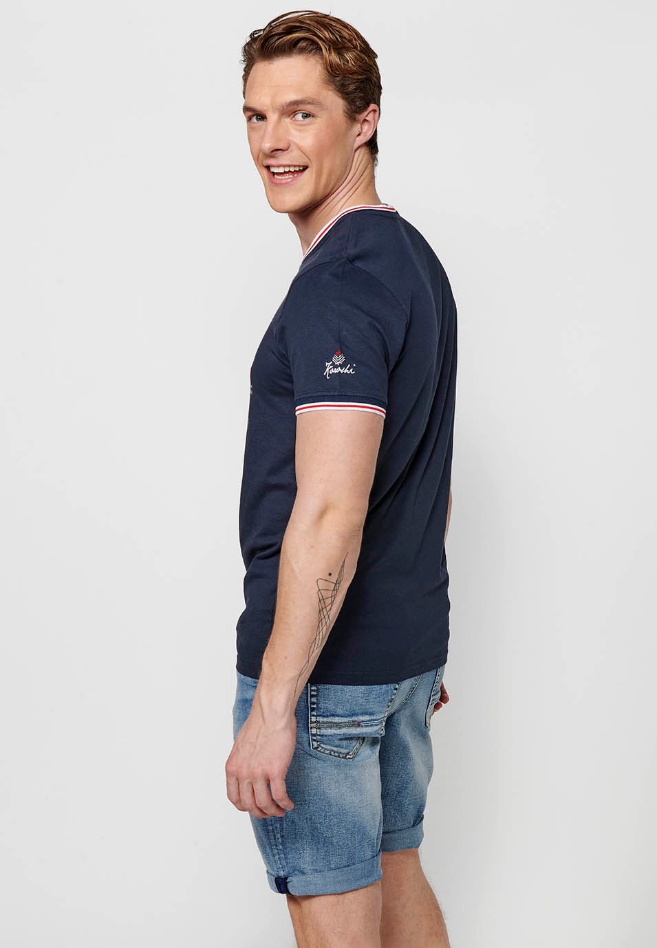 Short-sleeved V-neck T-shirt with navy buttons for men