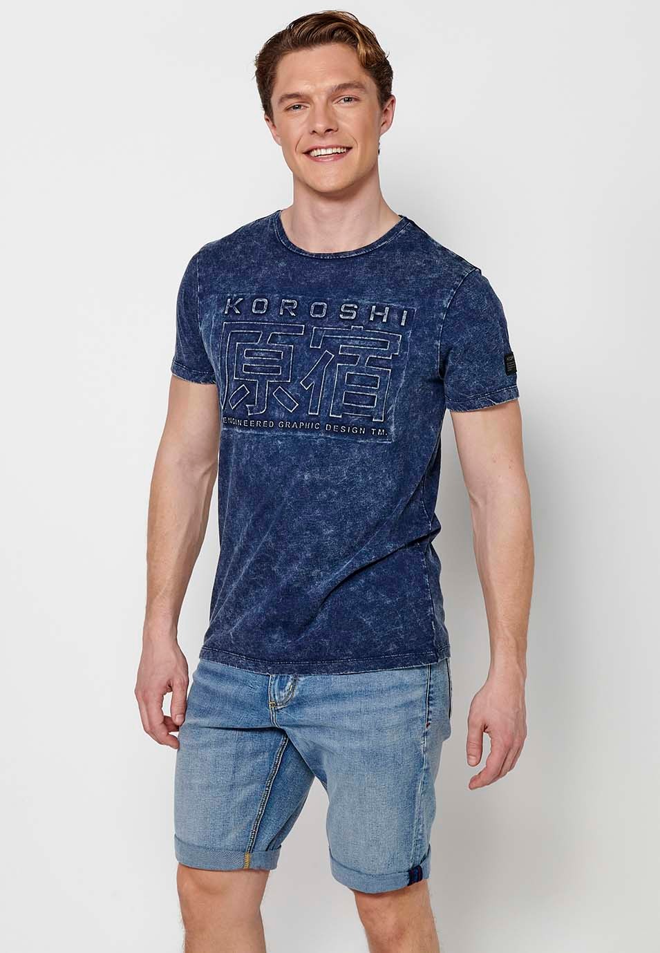 Kurzärmliges T-Shirt mit Rundhalsausschnitt und blauen Buchstaben auf der Vorderseite für Herren