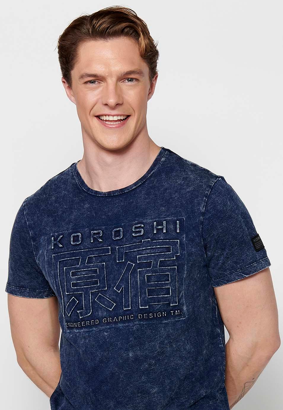 Kurzärmliges T-Shirt mit Rundhalsausschnitt und blauen Buchstaben auf der Vorderseite für Herren