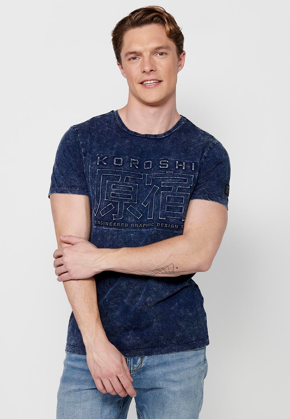 Kurzärmliges T-Shirt mit Rundhalsausschnitt und blauen Buchstaben auf der Vorderseite für Herren