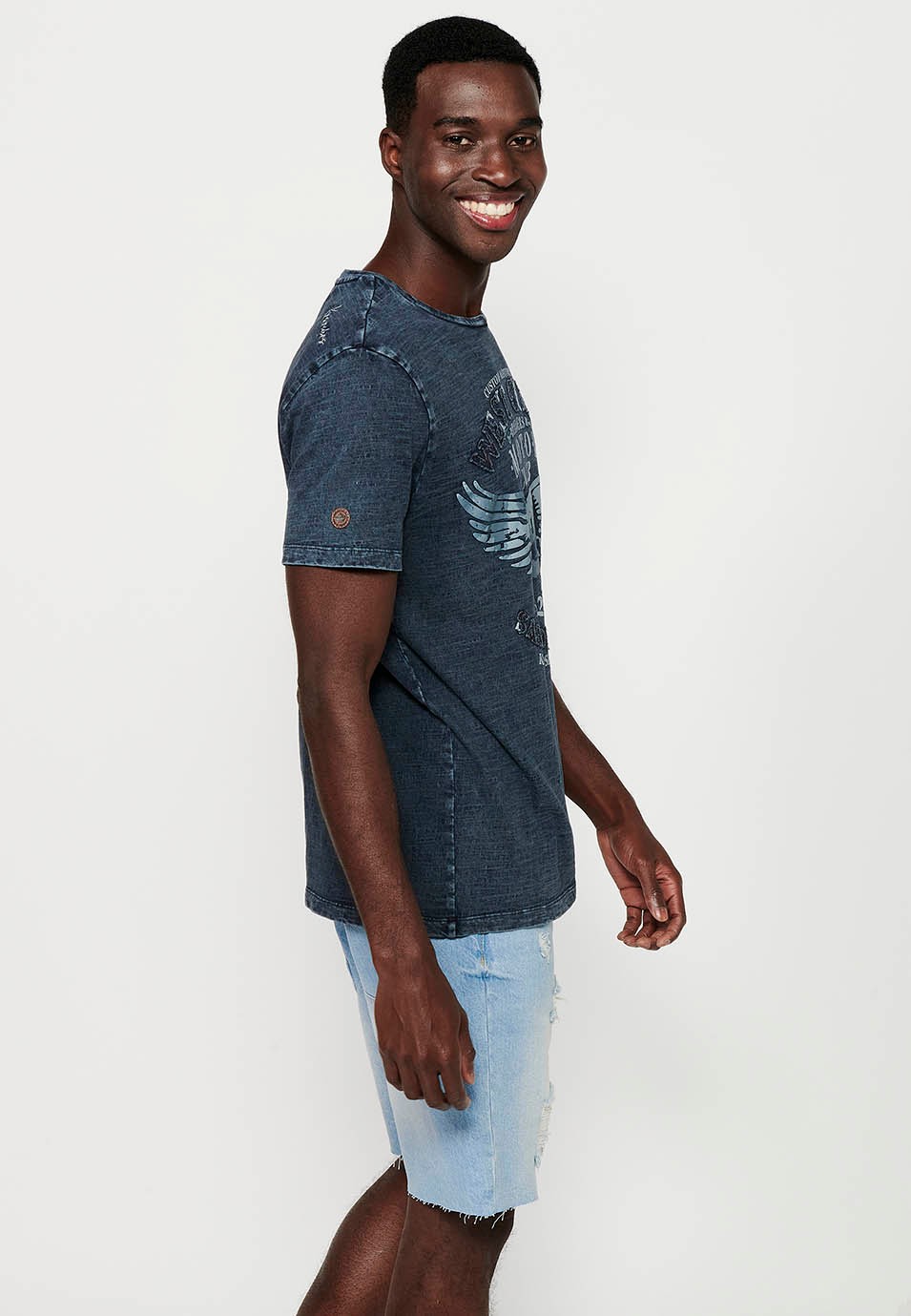 Short-sleeved T-shirt, front print and round neck, blue color for men