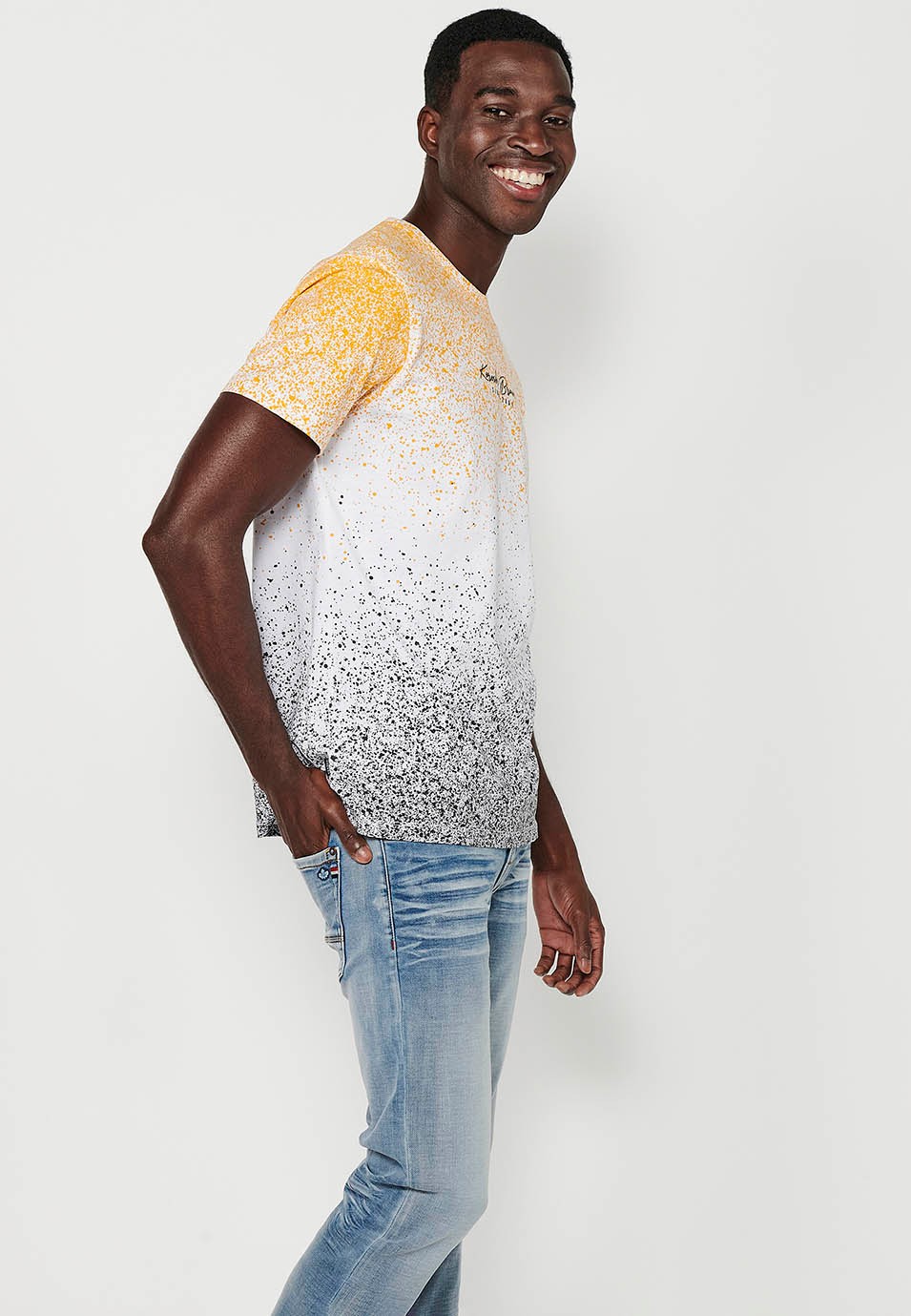 Gelbes Herren-T-Shirt mit Rundhalsausschnitt und Farbverlaufsdruck und kurzen Ärmeln