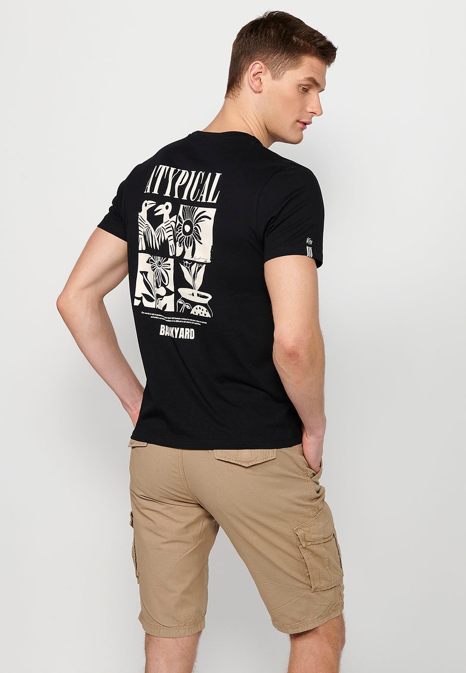 Camiseta de manga corta de algodo, cuello redondo y estampado trasero color negro para hombre