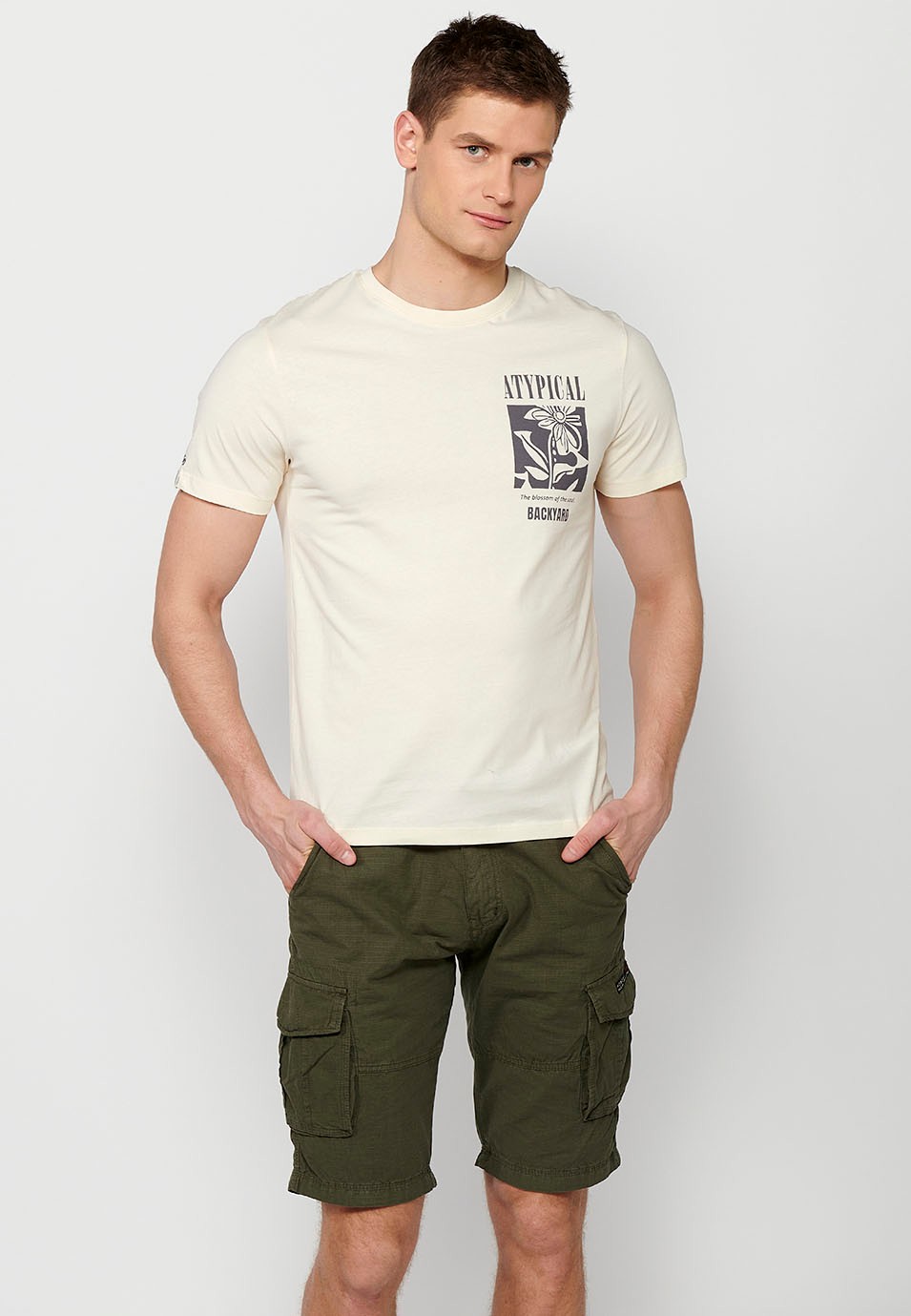 Camiseta de manga corta de algodo, cuello redondo y estampado trasero color crema para hombre
