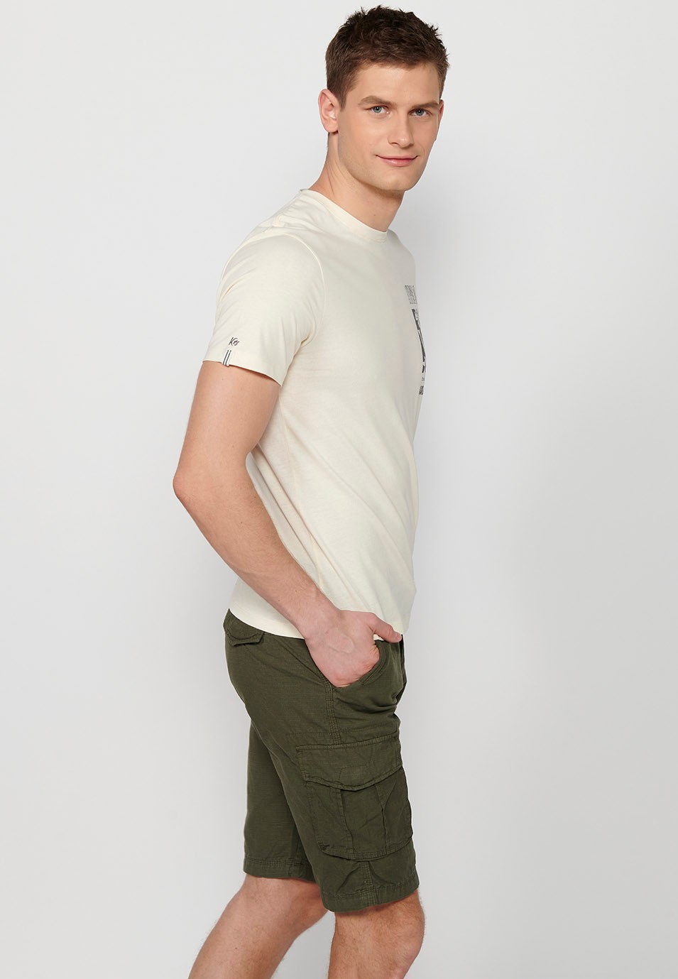 Camiseta de manga corta de algodo, cuello redondo y estampado trasero color crema para hombre