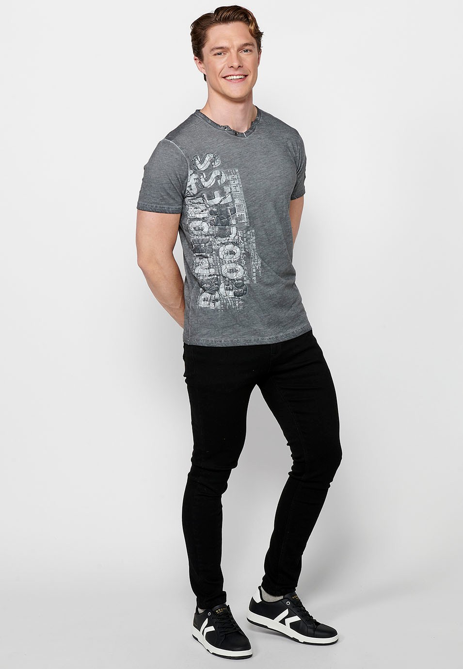 T-shirt en coton manches courtes, col V avec décoration boutons, coloris gris pour homme