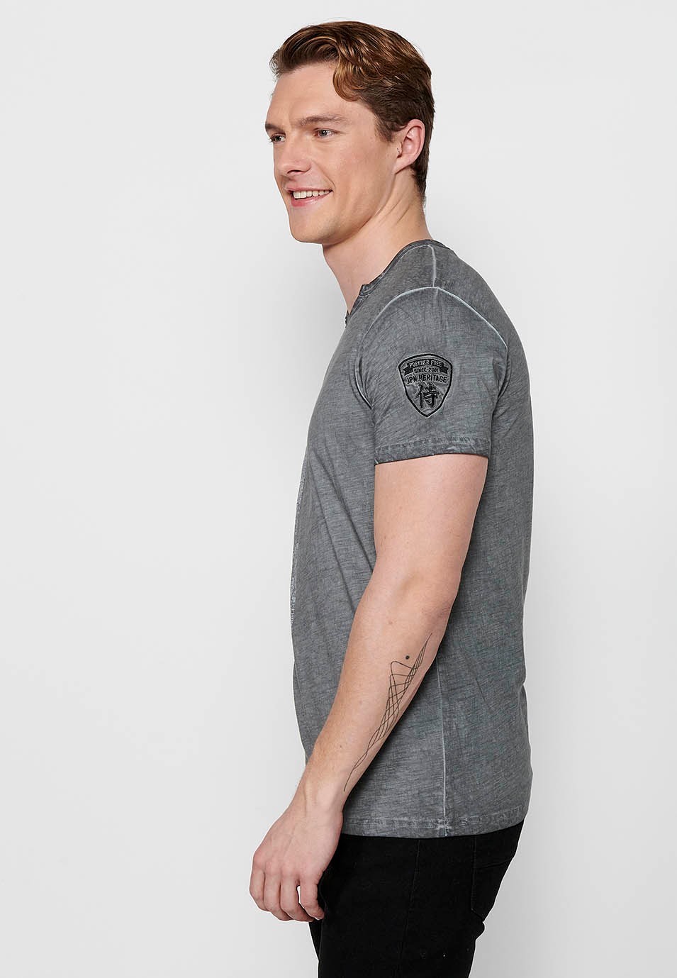 Camiseta de algodón manga corta, cuello pico con adorno de botones, color gris para hombre