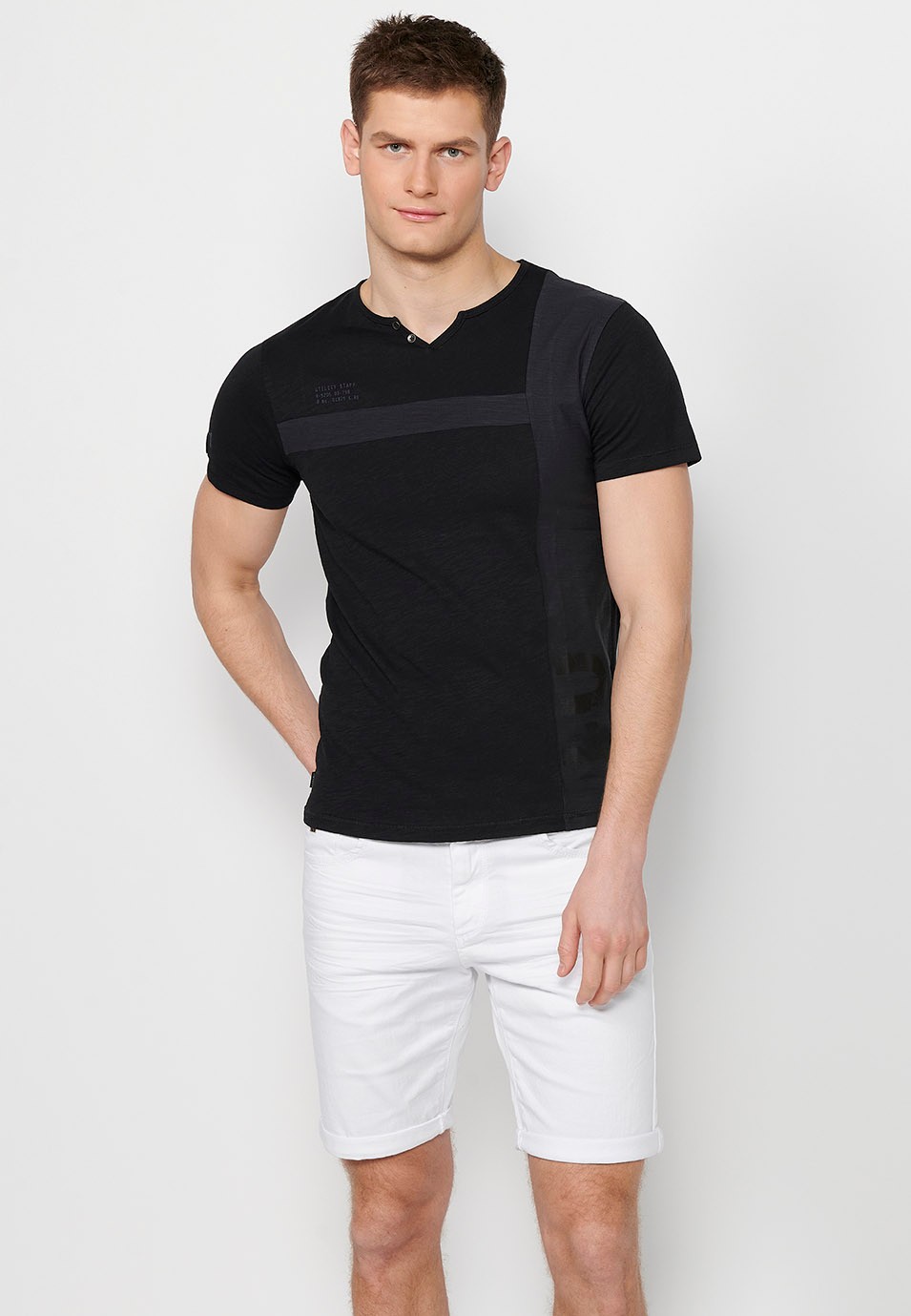 Camiseta de manga corta de algodon, cuello redondo con abertura con botón, color negro para hombre