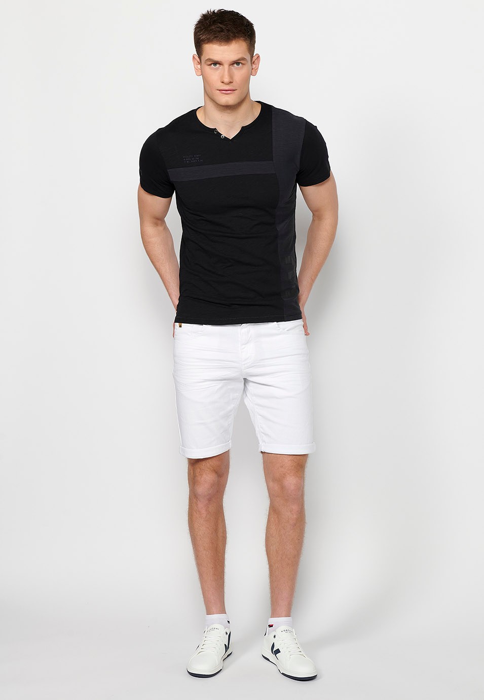 Schwarzes Herren-T-Shirt aus Baumwolle mit kurzen Ärmeln, Rundhalsausschnitt und Knopfleiste