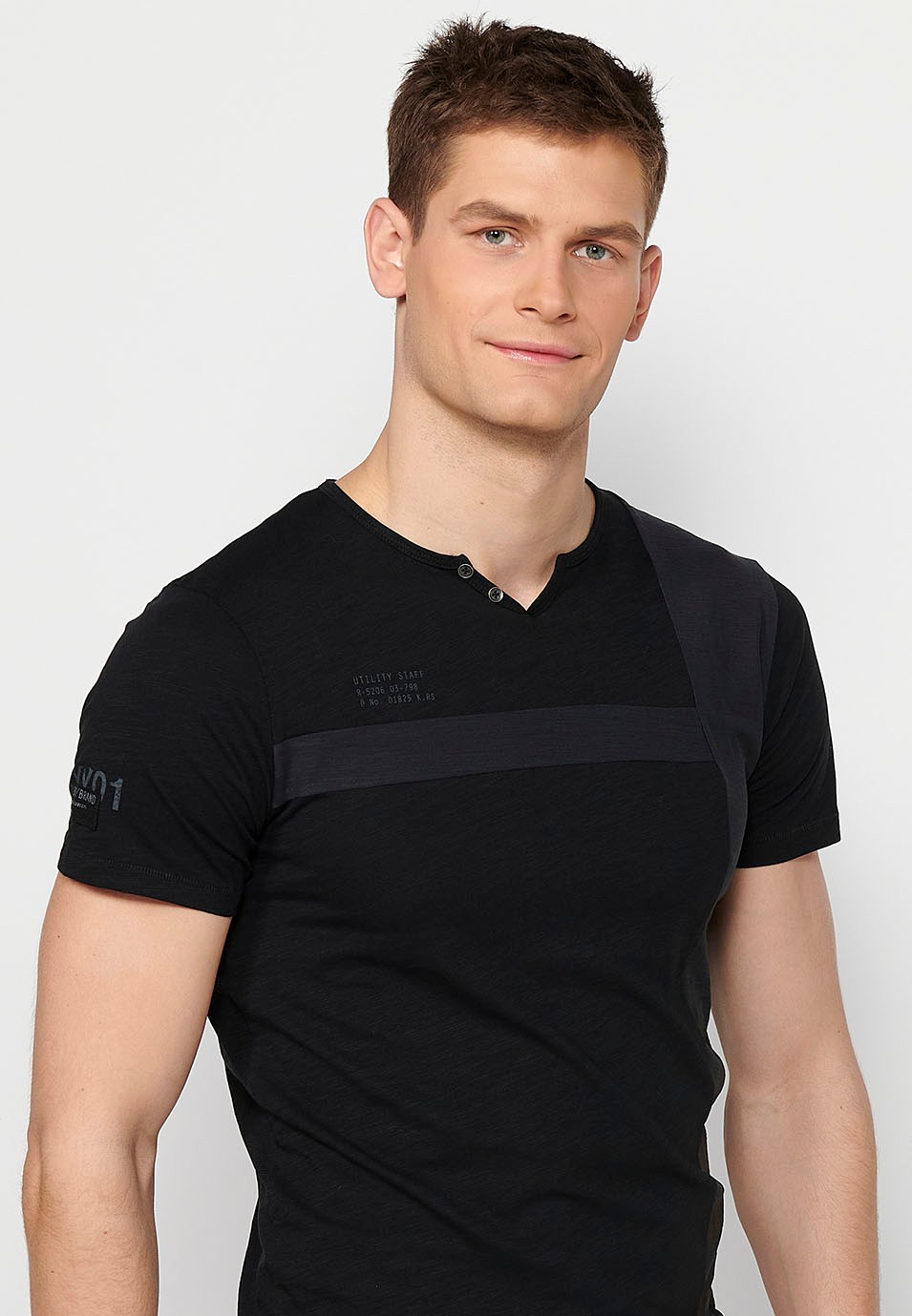 Schwarzes Herren-T-Shirt aus Baumwolle mit kurzen Ärmeln, Rundhalsausschnitt und Knopfleiste