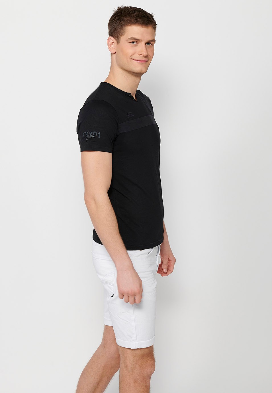 Camiseta de manga corta de algodon, cuello redondo con abertura con botón, color negro para hombre