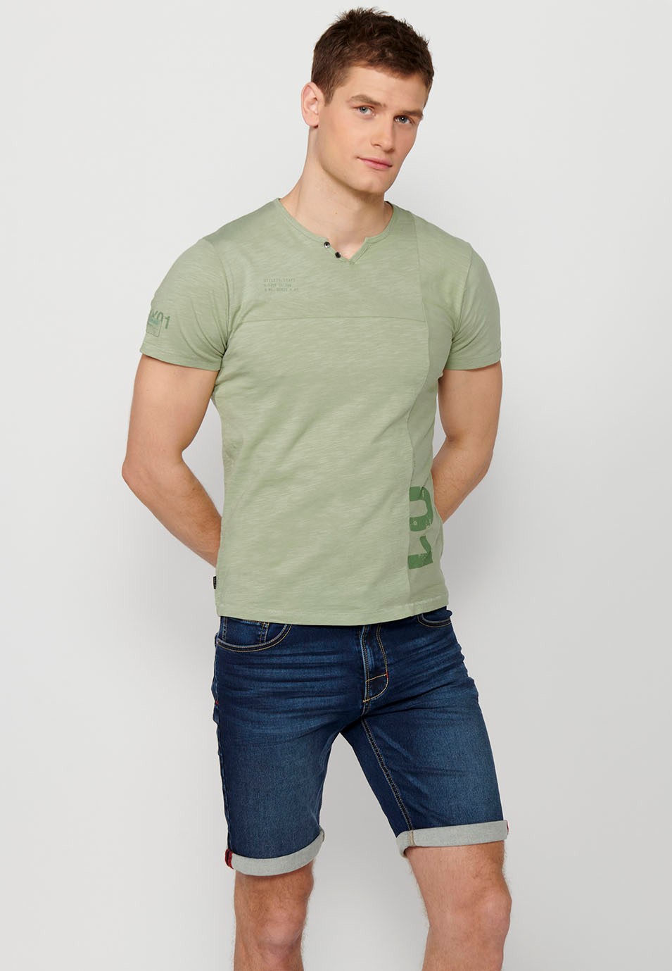 Kakhi Herren-T-Shirt aus Baumwolle mit kurzen Ärmeln, Rundhalsausschnitt und Knopfleiste